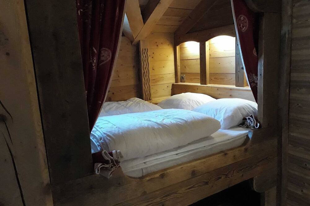 Chalet 2-3 pers., balcony, parking lot, ski lift 1.5km, bus 50m, train ski areas 850m in Vallorcine, Bonneville region