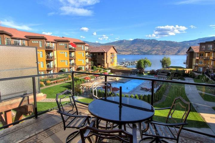 Vacation rental for 6 people, with garden and balcony as well as pool and hot tub in West Kelowna