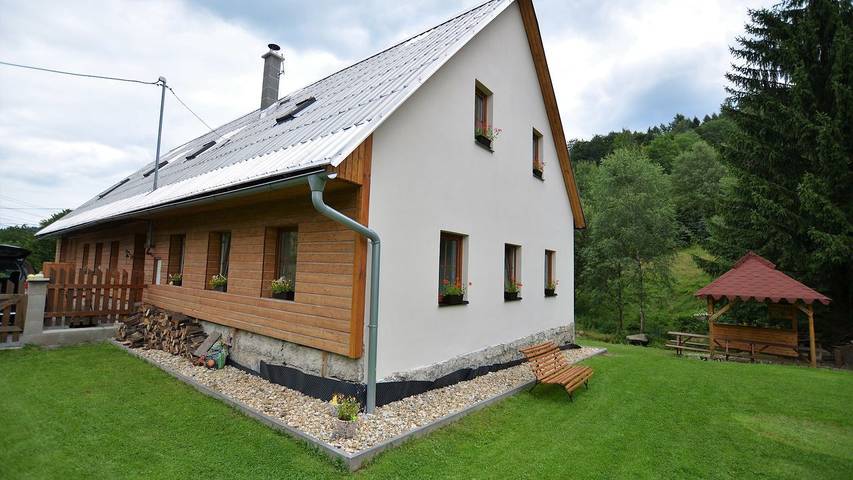 Ferienhaus für 14 Personen, mit Sauna und Terrasse sowie Garten, mit Haustier in Liberec