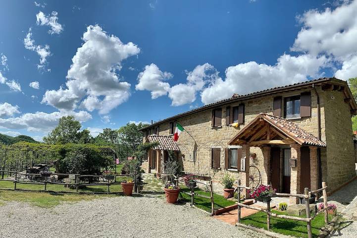Room in typical farmhouse, nestled in the green hills of Gubbio in Gubbio, Umbrien