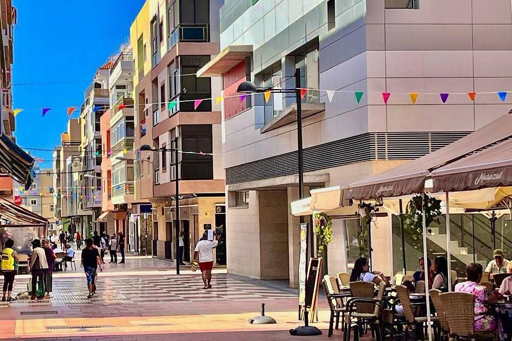 Apartamento entero, Espacioso loft en el corazón de un pueblo tranquilo y vivaz de playa. in Las Galletas, Tenerife Sur