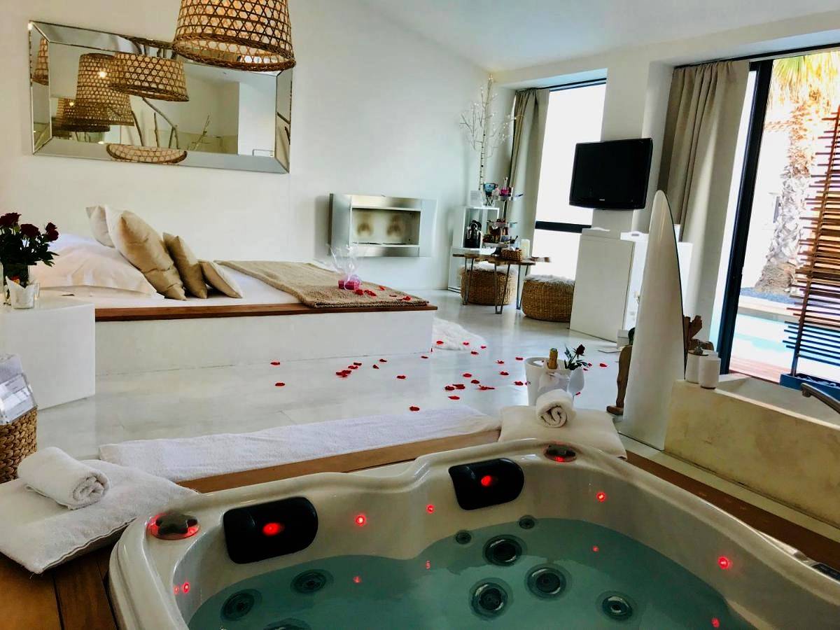 Suite with Hot Tub in Saint-Laurent-d'Aigouze, Côte d'Améthyste