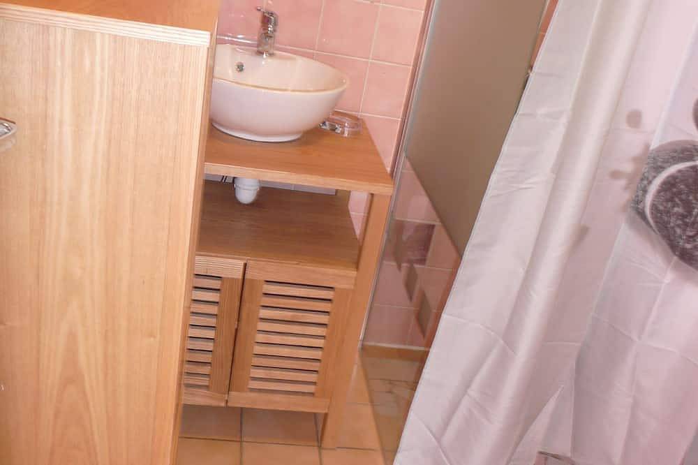 Detached cottage and outdoor space, Wifi, direct access to bicycle path in Le Château-d'Oléron, Côte de Beauté