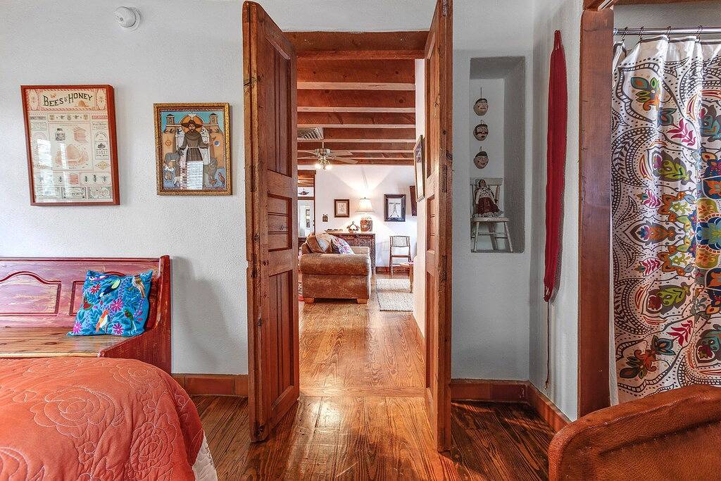 La Posada de Taos 2 Br, 2 Blocks zu Fuß zur Plaza, Authentic Charm & Deck Views in Taos, Taos County