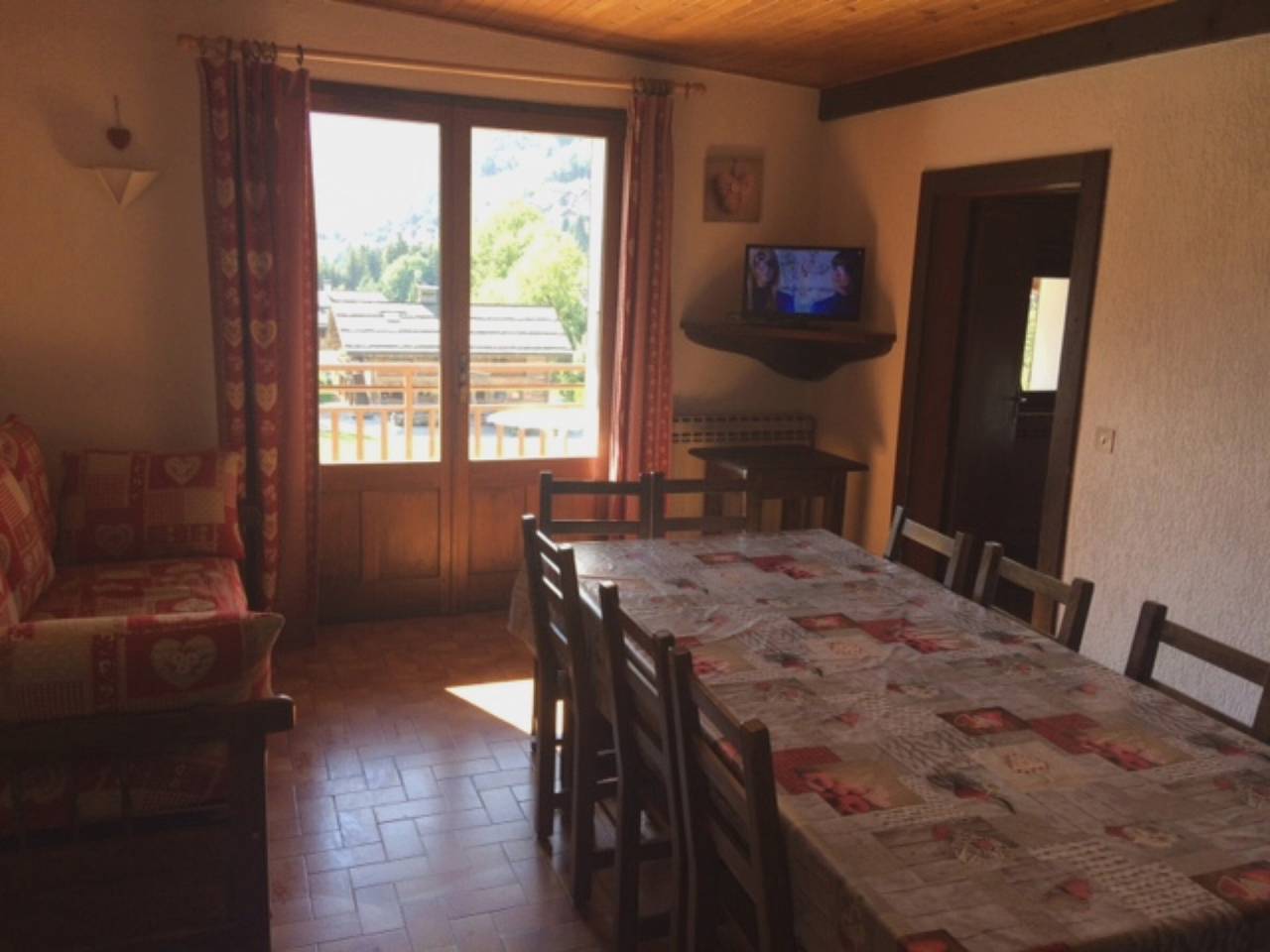 Ganze Wohnung, Ideale Ferienwohnung für 10 Personen, nahe Skigebiet mit Zugang zu Hallenbad und Spielplatz in Rolle, Genfer See
