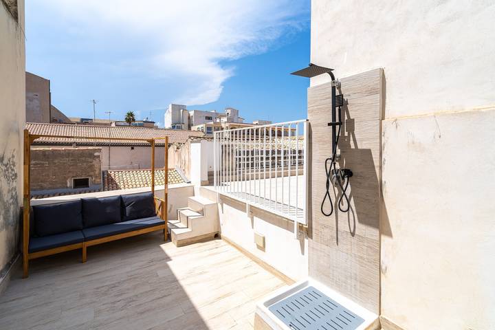Appartamento intero, Appartamento 'La Rocca Del Gargallo In Ortigia' con terrazza privata, Wi-Fi e aria condizionata in Spiaggetta di Cala Rossa, Siracusa