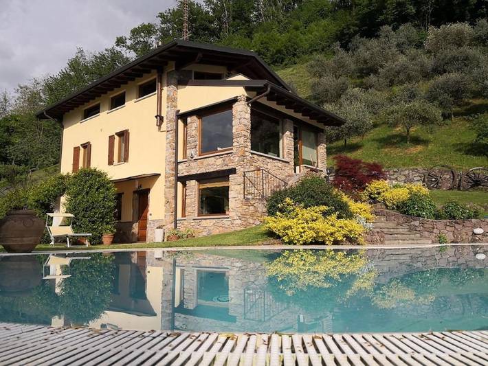 Villa per 6 persone, con vista lago e panorama nonché piscina e giardino, con animali domestici in Lago d'Iseo