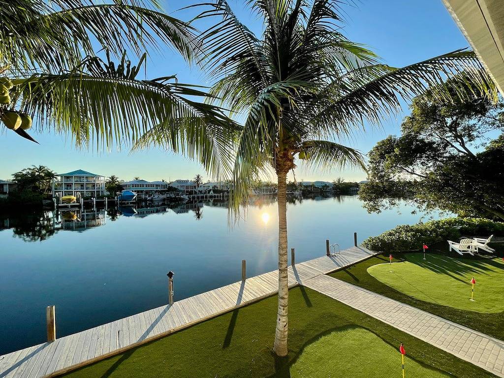 Waterfront Home, 200ft Dock, Gulf Access, Kayaks, Bicycles, Mini Golf, Game Room in Marathon, Monroe County