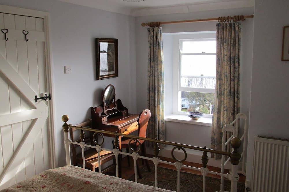 Character cottage in heart of village with stunning estuary view and garden in St Dogmaels, Pembrokeshire