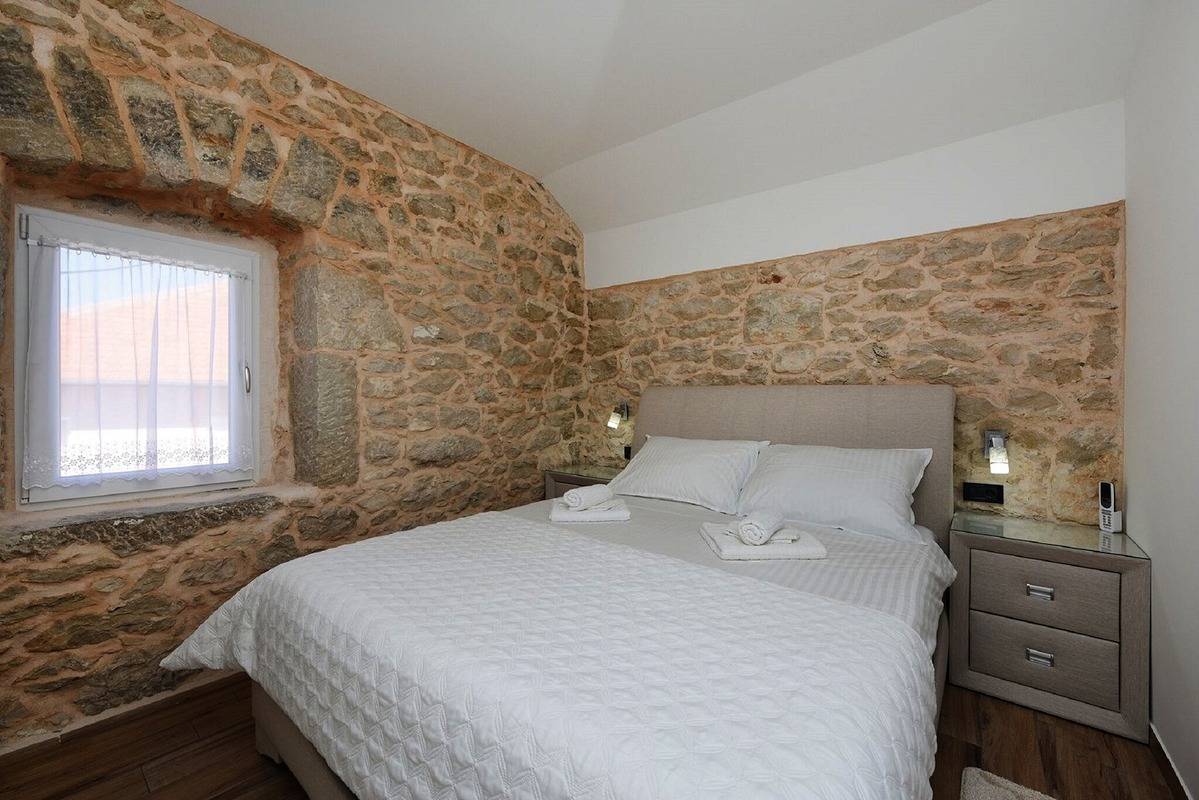 Schöne Villa Petra mit Sommerküche und Pool
 in Poličnik, Zadar