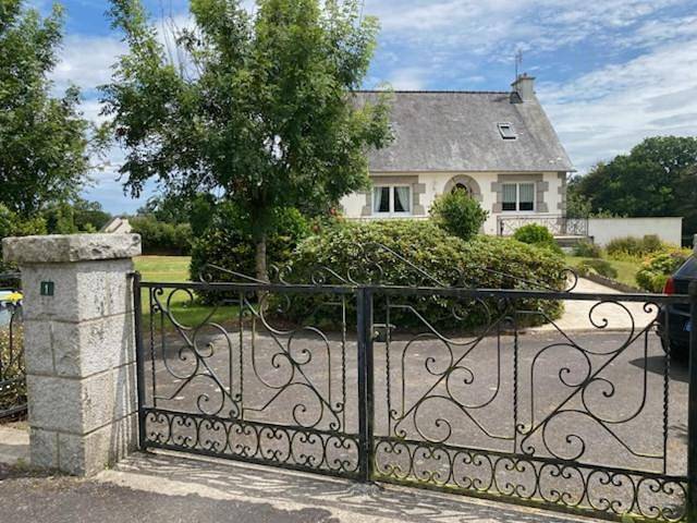 Location de vacances pour 8 personnes, avec terrasse, animaux acceptés à Plougras