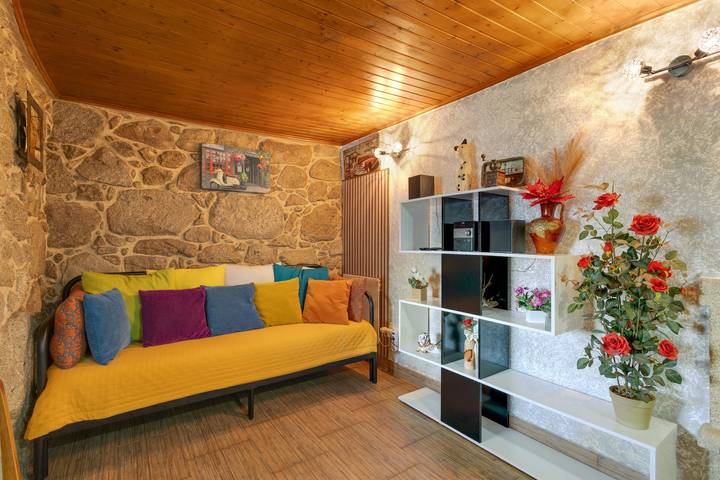 Holiday Home 'Cantinho Da Avó' with Mountain View, Private Terrace and Wi-Fi in Loivo, Viana do Castelo District