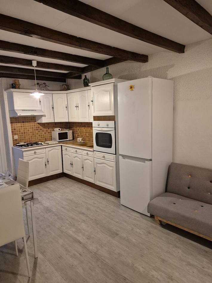Hel lägenhet, Apartment 'Mamie Krema' with Private Terrace, Shared Garden and Wi-Fi in Boresse-et-Martron, Jonzac region