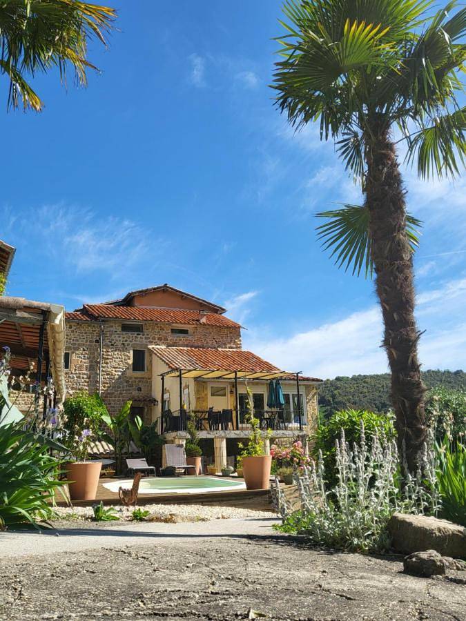 Location de vacances pour 2 personnes, avec vue ainsi que jardin et piscine à Meyras - 2