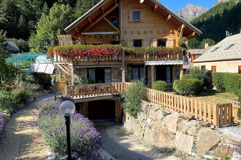 Entire apartment, 3 *, spacious cottage, on the ground floor of the chalet with superb view of the Réallon valley, in Réallon, Écrins National Park