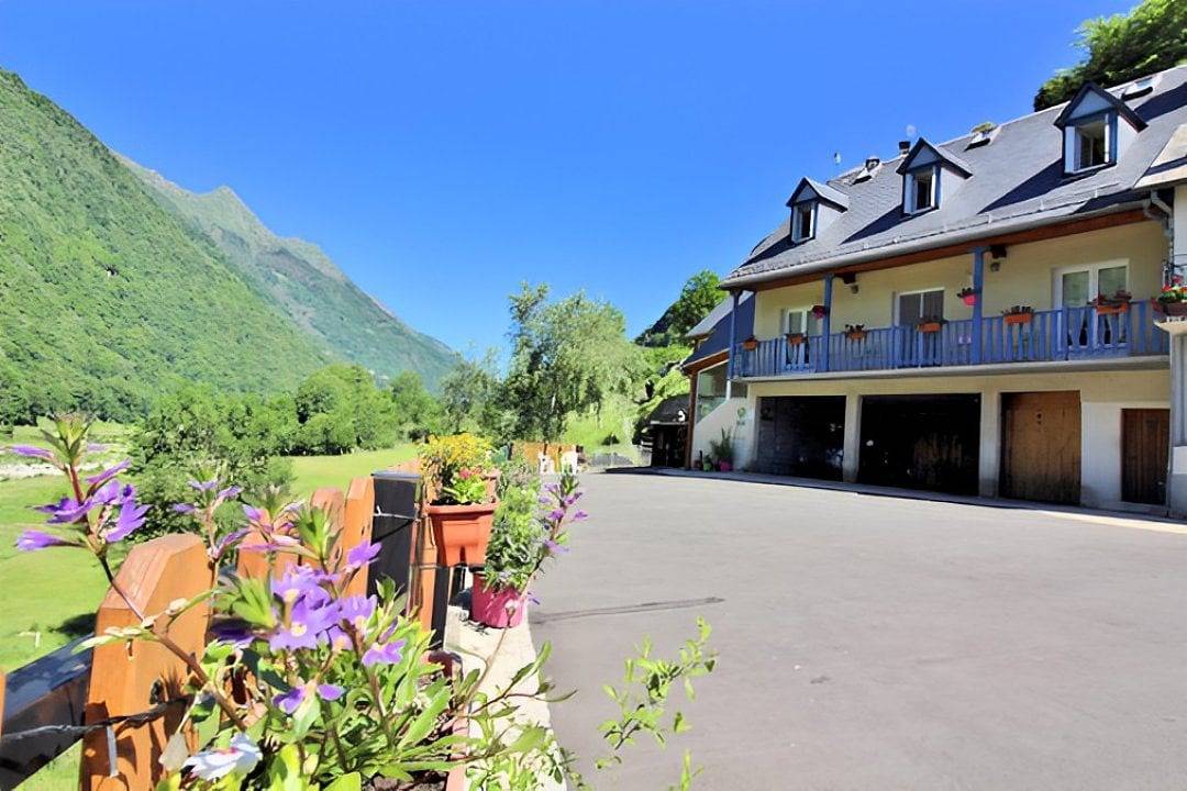 Chambre vue montagne avec parking, douche et sèche-cheveux in Saligos, Parc national des Pyrénées