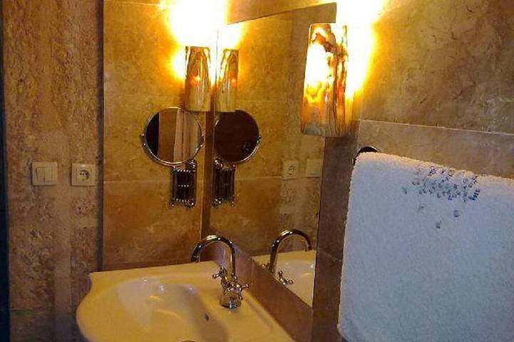 Cave accommodation in Cappadocia with stunning views over valleys and Mt. Argeus in Uçhisar, Nevşehir