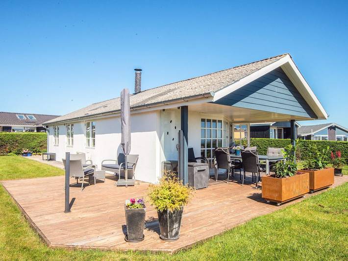 Ferieudlejning for 5 personer, med Terrasse og Have i Hejlsminde