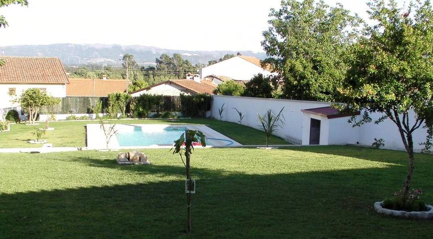 Location de vacances pour 4 personnes, avec vue et jardin ainsi que terrasse et piscine dans Vila Verde - 4