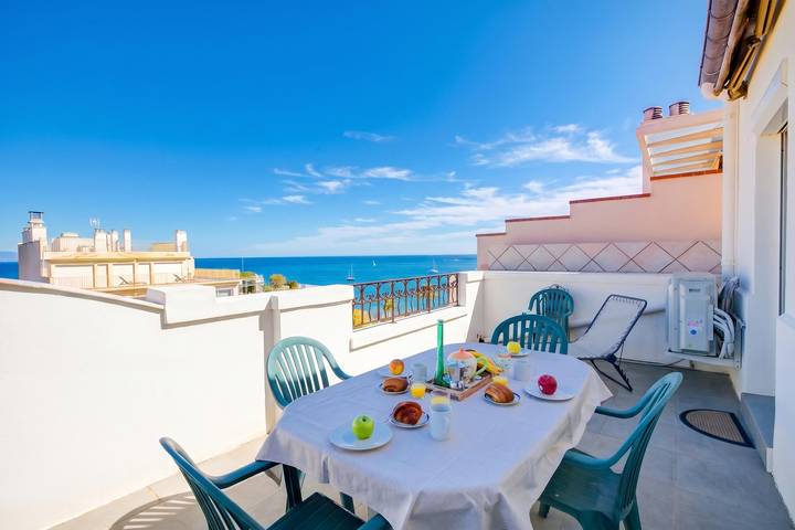 Location de vacances pour 4 personnes, avec Vue sur l’océan ainsi que Terrasse et Bassin pour enfant à Antibes