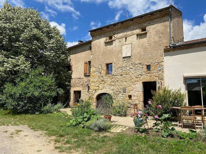 Gîte pour 10 personnes, avec terrasse et jardin dans Varennes-sur-Usson