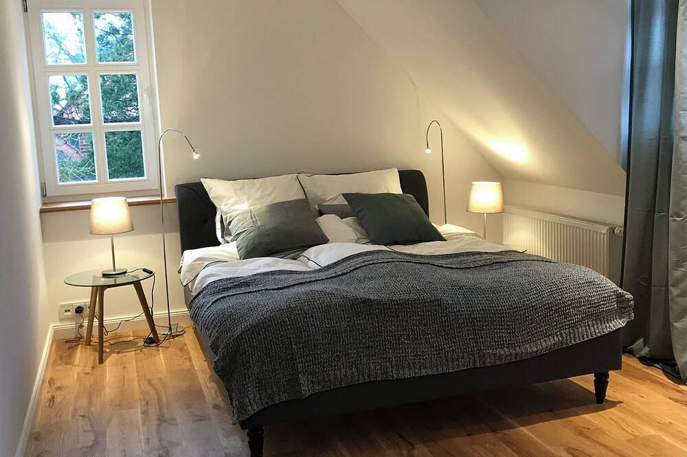 Weite, Ruhe, Gelassenheit - Erholung mit Blick auf historischen Gutshof in Lüchow, Landkreis Lüchow-Dannenberg