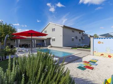 Gîte pour 6 personnes, avec jardin ainsi que piscine et terrasse, animaux acceptés à Loborika