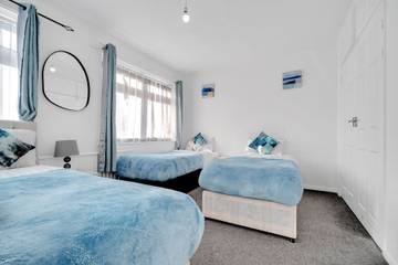 Holiday Home for 11 People in Havering, London, Photo 2