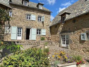 Gîte pour 12 personnes, avec piscine ainsi que vue et terrasse à Montpeyroux (Midi-Pyrénées)