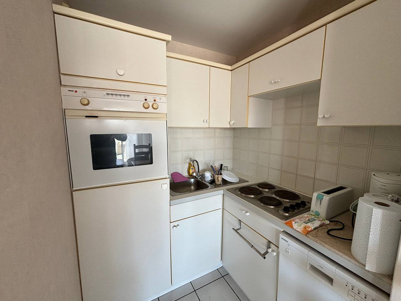 Entire apartment, Beachside 1Br Apartment with Balcony - 2 Stars - Central Les Sables-d'Olonne in Les Sables-d'Olonne, Vendée
