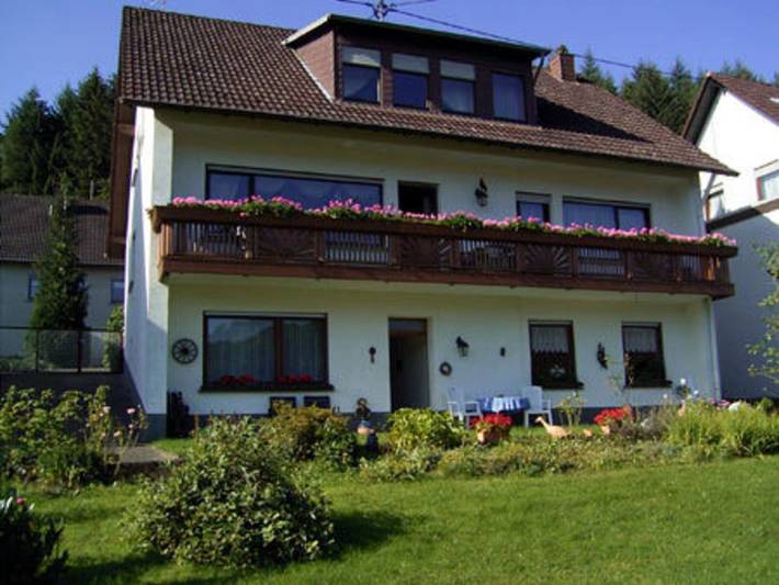 Ferienwohnung für 3 Personen, mit Ausblick und Terrasse sowie Garten in Birresborn