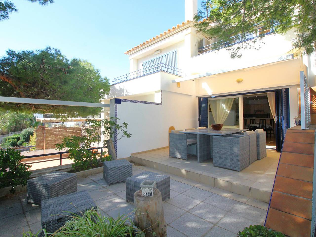 Seaside Townhouse with Direct Beach Access, Stunning Views & Terrace in Platja del Cau del Llop (Llanca), Llanca