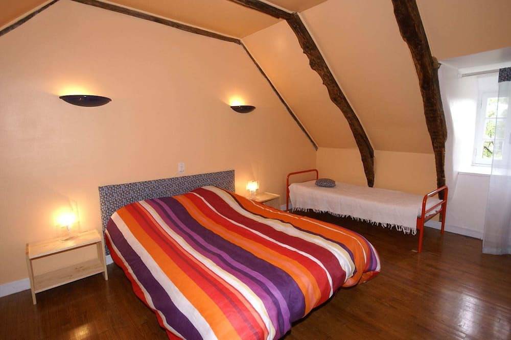 Rustic Holiday Home in Saint-Geniez-d'Olt with a Garden in Pierrefiche, Massif Central