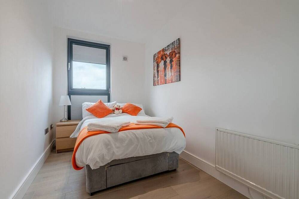 Entire apartment, Central penthouse with private hot tub and views in Cheltenham, Gloucestershire