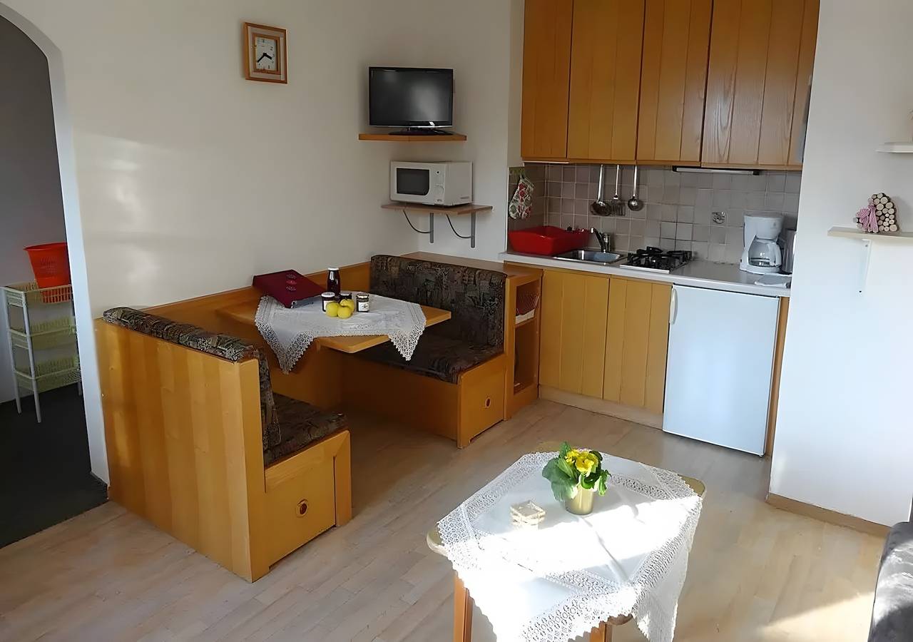 Ganze Wohnung, Apartment „Lechnerhof Appartement Arnika“ mit Bergblick, Gemeinschaftsterrasse & Wlan in Schenna, Passeiertal