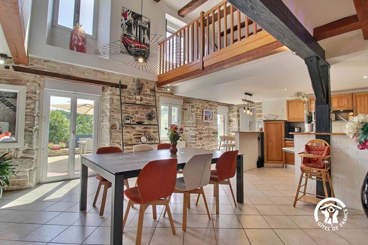 Gîte pour 10 personnes, avec Terrasse ainsi que Jardin et Piscine à Saint-Avé - 4