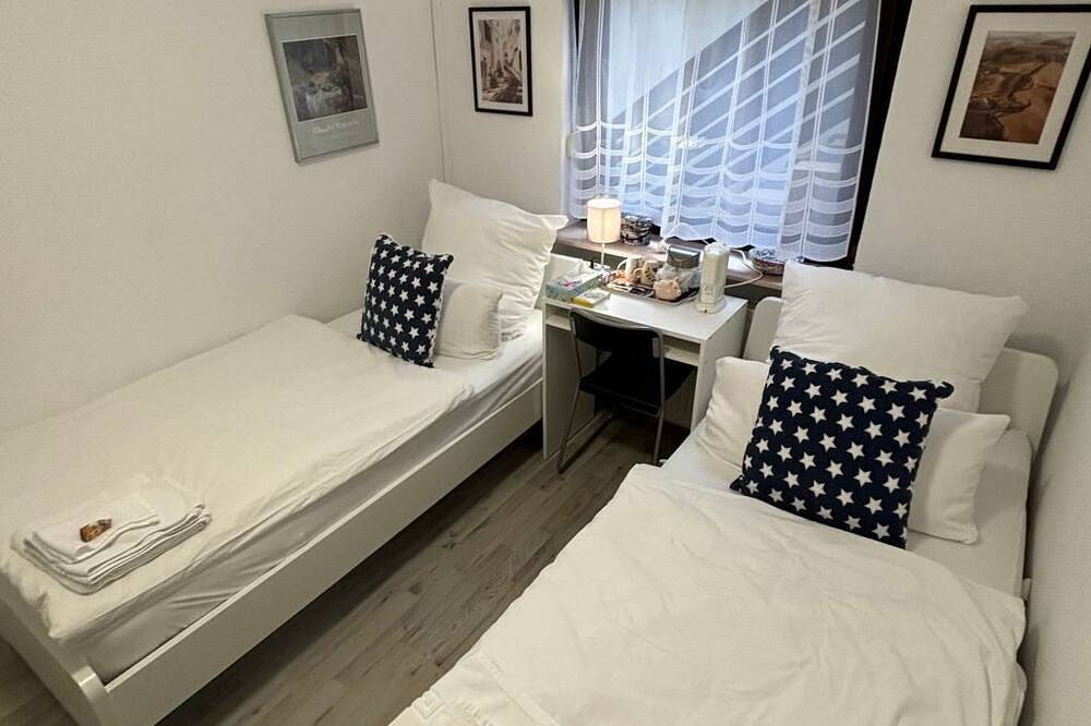 Ganze Wohnung, Quartier Wenzelnberg kleines Doppelzimmer Raum 1 in Langenfeld (Rheinland), Kreis Mettmann