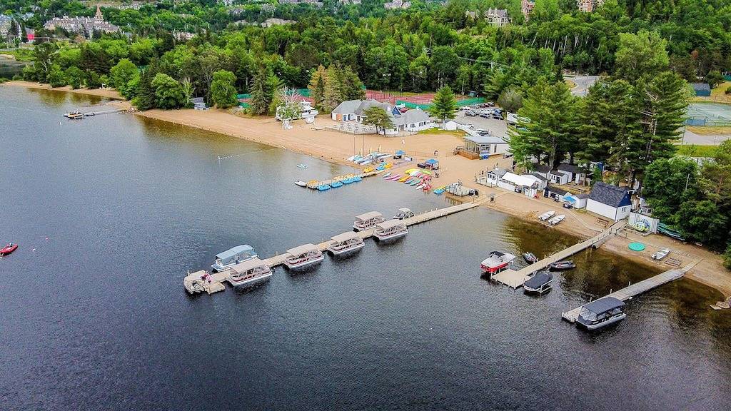Luxurious Villa Tremblant 4 Bdrs w/ Hot Tub B5 in La Conception, Québec