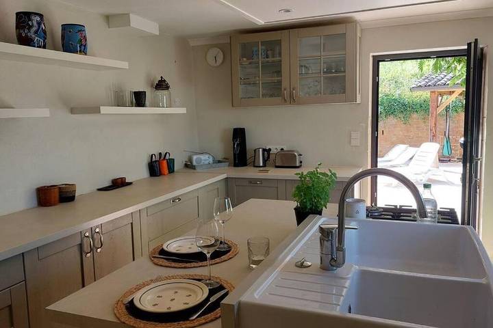 Location de vacances pour 2 personnes, avec vue ainsi que terrasse et piscine à Blacé - 3