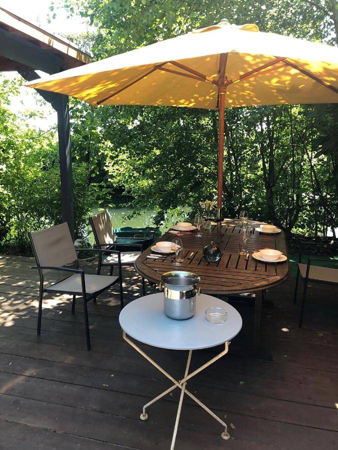 Appartement de vacances pour 2 personnes, avec vue et terrasse ainsi que piscine et jardin, animaux acceptés