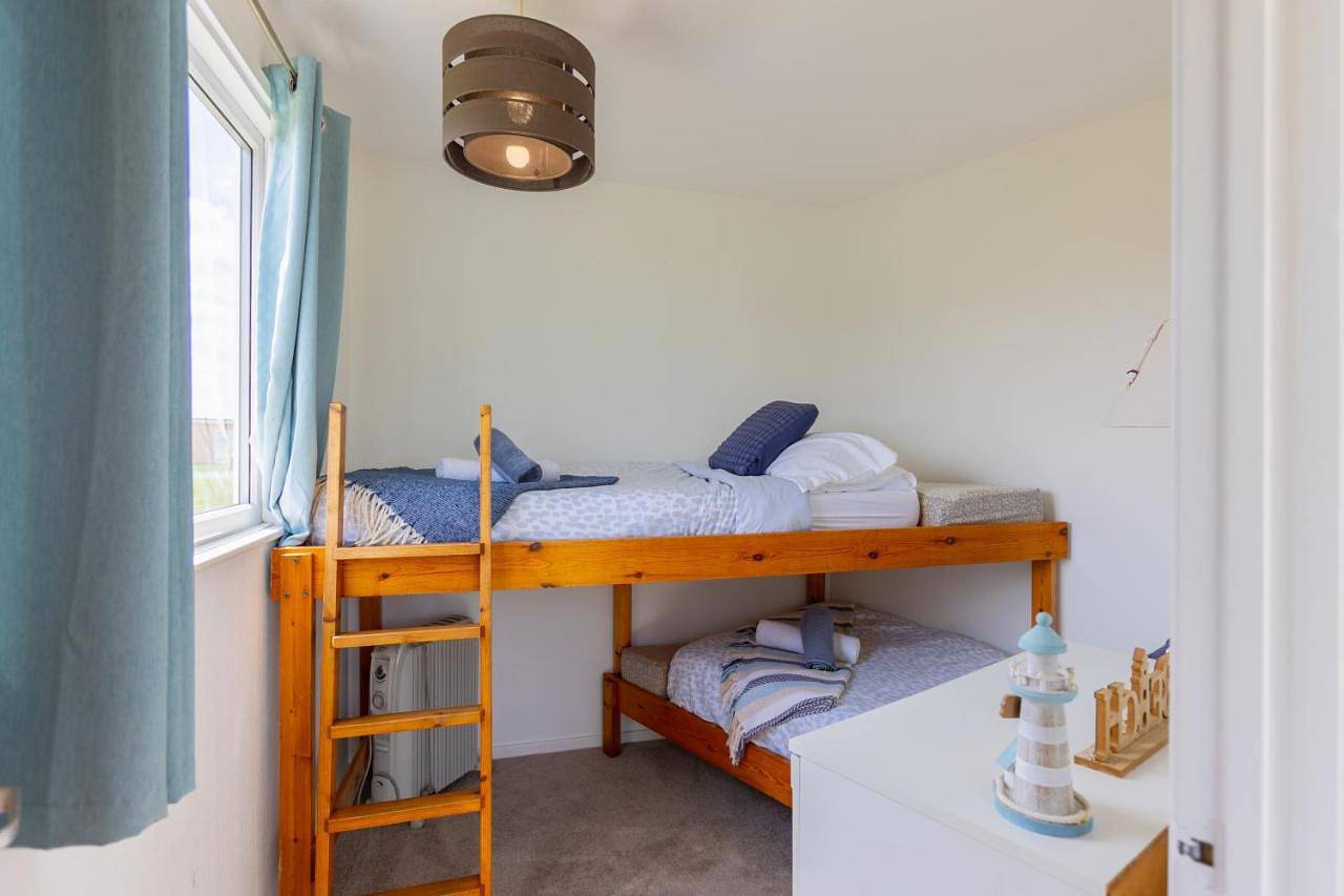 Sea View Holiday Chalet, access to sandy beach - Pets go free in Great Yarmouth, The Broads
