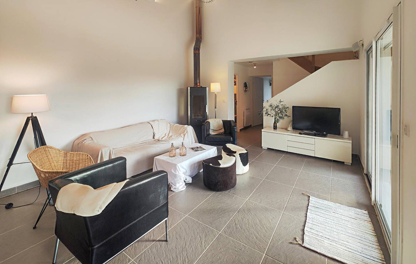 Retraite au bord de la rivière avec piscine et WiFi près de L'Orb in Roquebrun, Région de Béziers