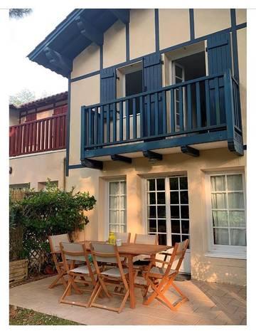 Location de vacances pour 5 personnes, avec piscine et jardin ainsi que balcon et vue dans Golf De Moliets Moliets Et Maa