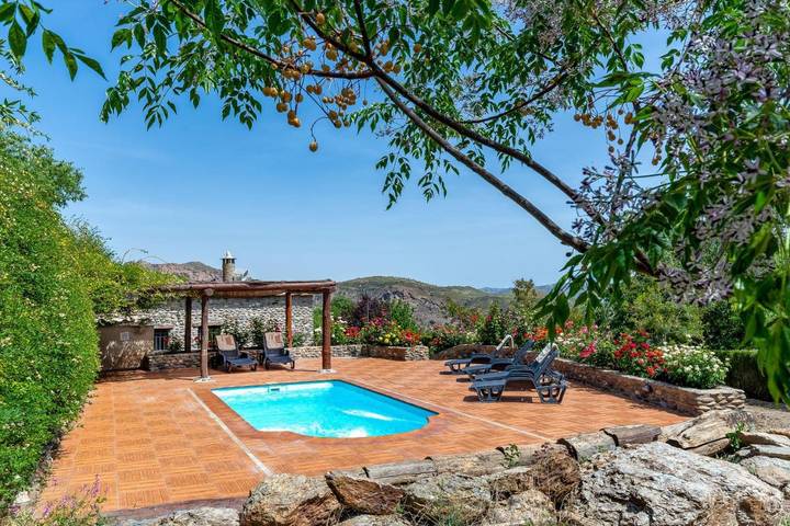 Casa rural para 4 personas, con Jacuzzi y Terraza además de Jardín y Piscina en Pórtugos