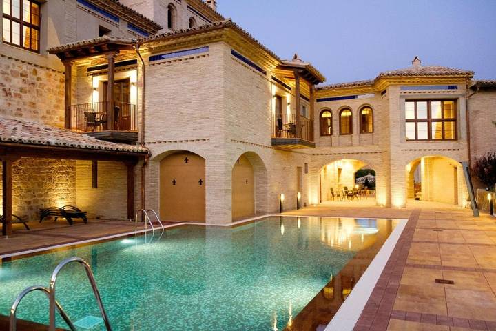 Apartamento para 2 personas, con Terraza además de Jardín y Piscina en Alquézar