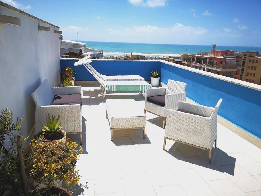 Appartamento intero, One-Bedroom Apartment in Ostia, Roma