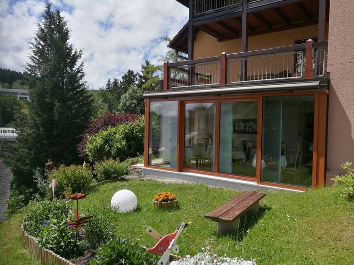 Wohlfühlgästehaus Eva-Maria Schätzle - Doppelzimmer Du/Wc, Frühlingszimmer, überdachter Terrassenbalkon mit Sichtschutz in Schonach ort, Schonach im Schwarzwald