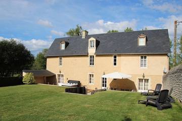 Gîte pour 14 personnes, avec jardin ainsi que jacuzzi et terrasse à Mosles