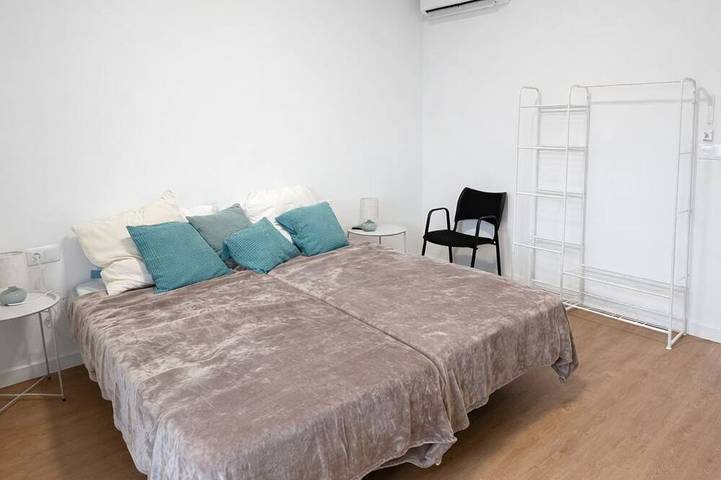 Entire apartment, Ideal group- 6pax- parking van in Girona, Gironès