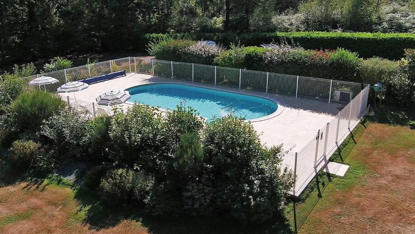 Location de vacances pour 4 personnes, avec vue et piscine ainsi que vue sur le lac et jardin à Saint-Saud-Lacoussière - 3